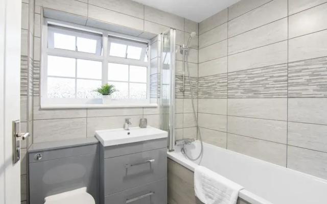 3 Bed House - Sleeps 5 - Garden - Parking