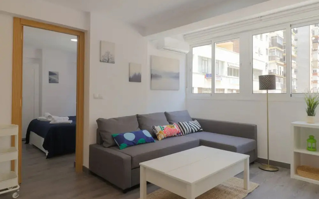 Bright Málaga Beach and Downtown Apartment