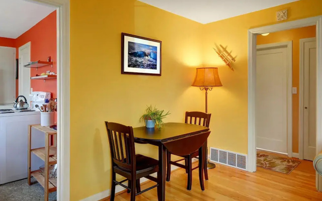 Husky Hideaway - Two Bedroom Home with Fireplace