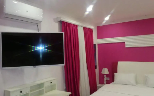 Pink Apartment near Airport