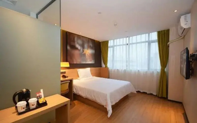 IU Hotel Zhengzhou Lvcheng Square Subway Station Branch