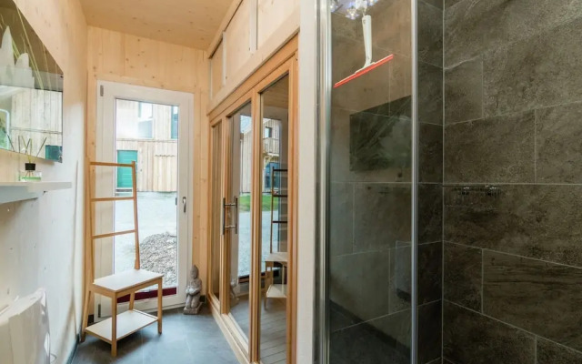 Cosy Chalet With hot tub