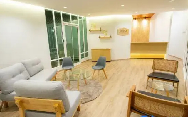 The O-Zone Airport Riviera Lodge