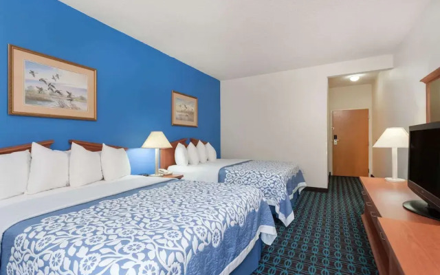 Days Inn & Suites Cambridge