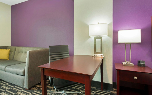 La Quinta Inn & Suites by Wyndham Bridge City