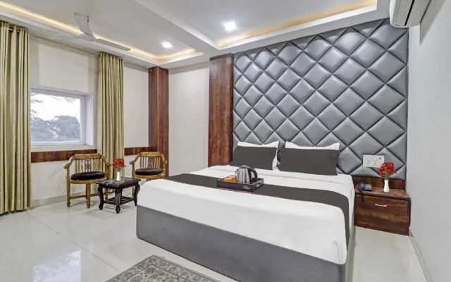 Collection O 703562 Hotel Apple Grand