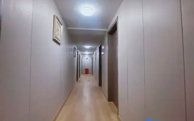 Jingkanglong Hotel(No.2 store, South Gate, Beijing Erwai)