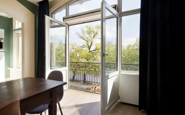 Spacious 4P Canal Apartment