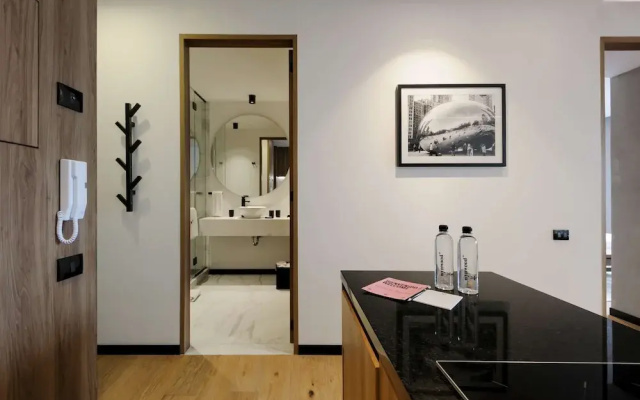 w Deluxe 1BR With Elegant Balcony in Roma Nte