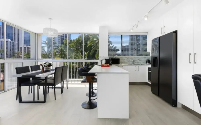 Stylish 2-bed in Surfers Paradise With River Views