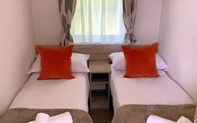 Rose Lodge - Hot Tub Getaway - Percy Woods - Pet Friendly