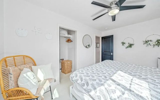 Your Dream Seaside Vacation! Charming 2 BDR Home