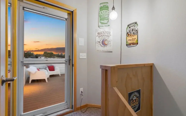 Sleek Home Near Old Town W/ Rftp Hot Tub & Mtn Views