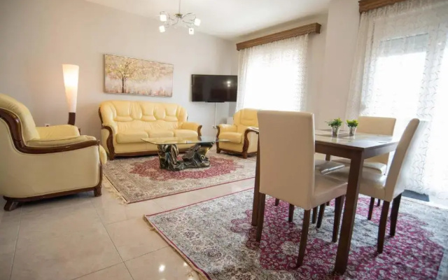 Friendly Flat 4
