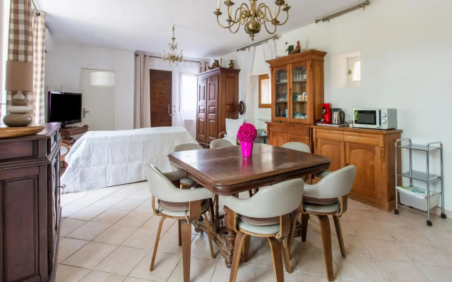 Tranquil holiday home in Cébazan with private pool