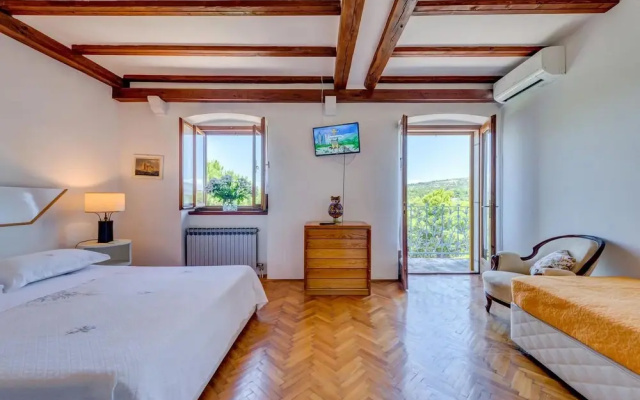 Stunning Home in Milna With 5 Bedrooms and Wifi
