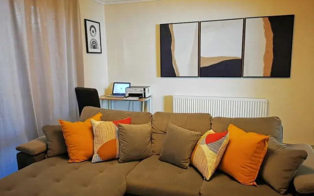 House - Sleeps up to 10 & Free Parking