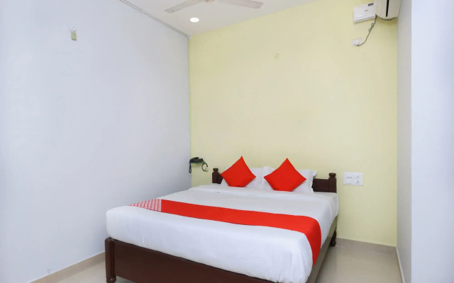 OYO 12765 Hotel Golden Rooms