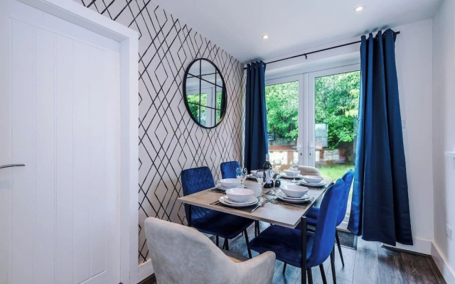 House Sleeps 7 With Garden and Free Parking