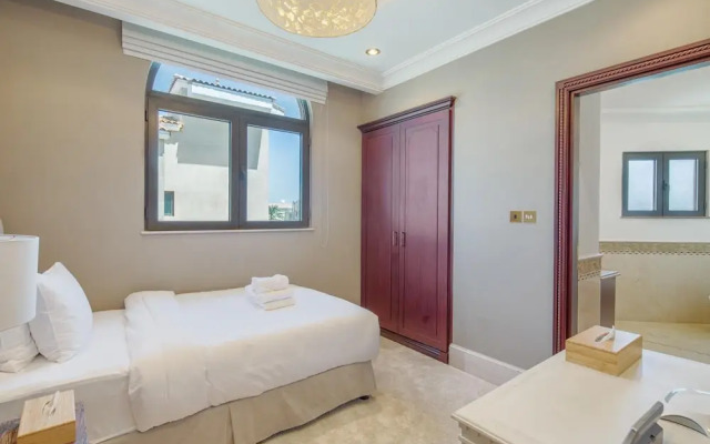 Palm Jumeirah Beach Front XL Villa w Prvt Pool