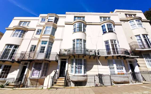 Отель Quiet Flat for 4 With Sea View in Central Brighton вид на фасад