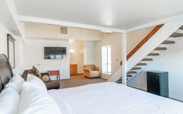 Road Creek Inn