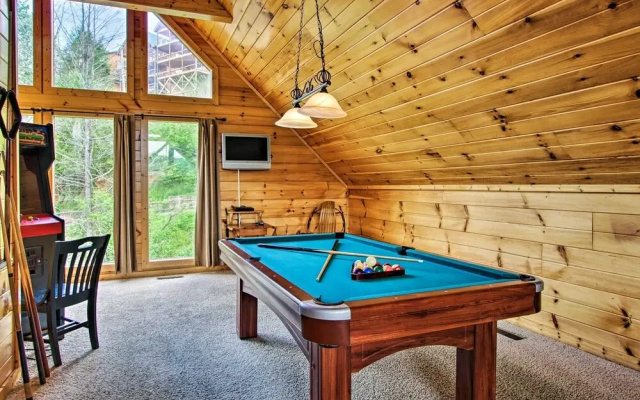 Expansive Gatlinburg Cabin: Hot Tub, Deck & Grill!