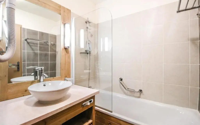 Charming 6th-floor 2-bedroom apartment with fireplace