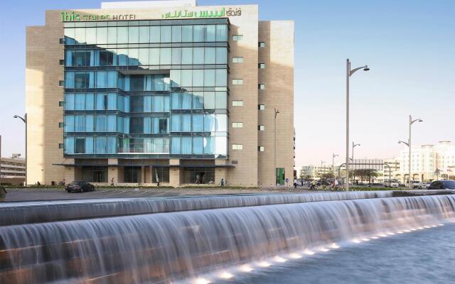 Отель ibis Styles Dubai Jumeira вид на фасад