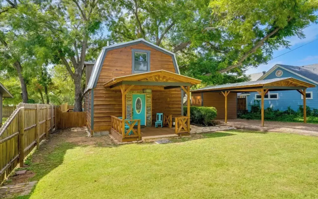 Pet-friendly Granbury Home w/ Yard, Near Downtown!