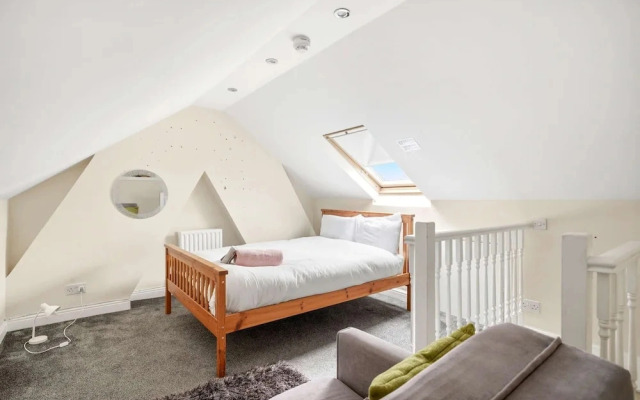Peaceful 4-bed Home in Aylesbury