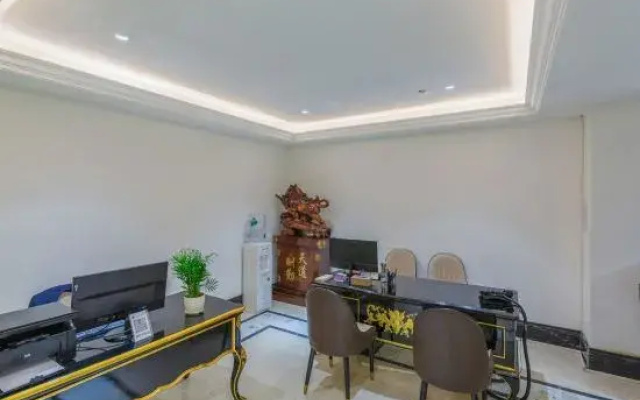 Hefei Guangfu Chenmao Hotel (High-tech Zone West Bus Station Subway Station)