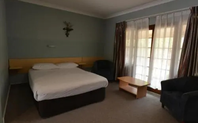 Poplars Motel