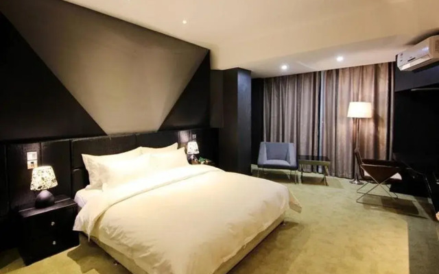 Jumu Hotel (Luoyang Longmen High-speed Railway Station Baolong Plaza)