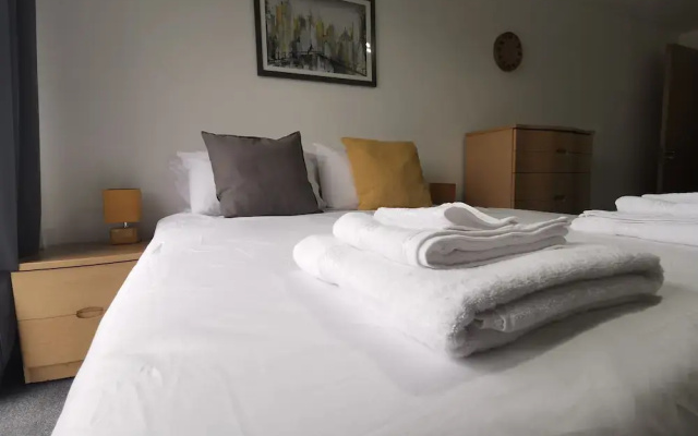 Voyager Apartments * Sleeps 6 * Parking
