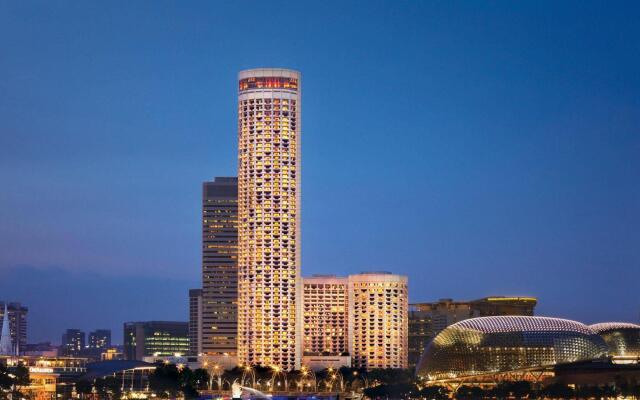 Отель Swissotel The Stamford вид на фасад