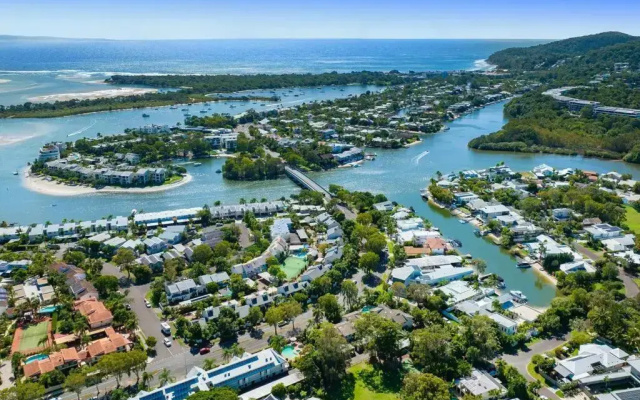 Stylish Townhouse, private courtyard walk to beach