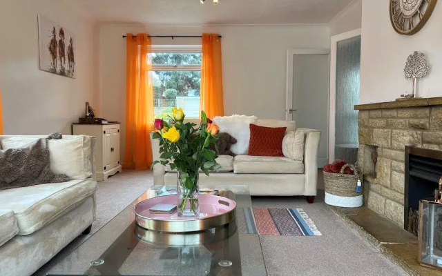 Charming 4-bed House in Cheltenham, Free Parking