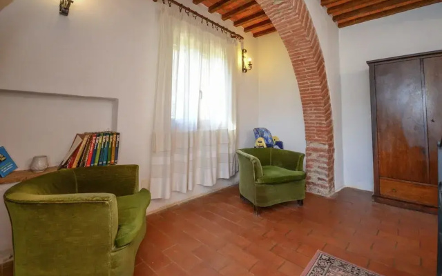 Cozy Farmhouse in Castiglione del Lago With Swimming Pool