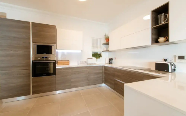 Seafront Luxury Apartment, Pool and Great Location