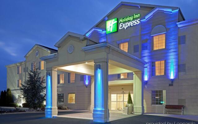 Holiday Inn Express Hotel & Suites Reading вид на фасад