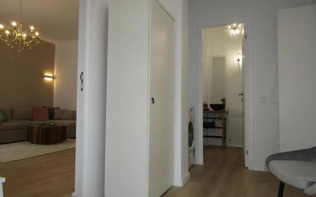 Homey Luxury- entire house, free parking, yard
