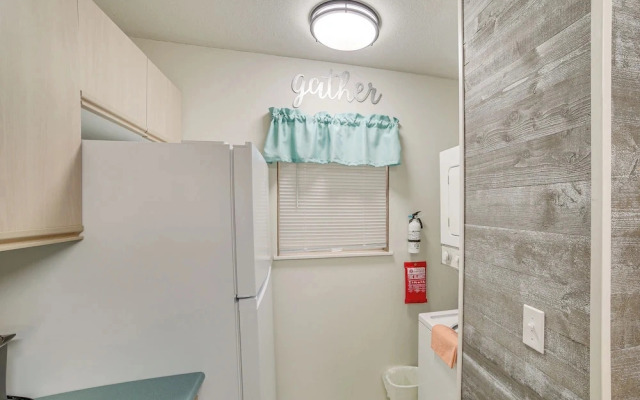 Screened Porch + Water Views: Branson Condo!