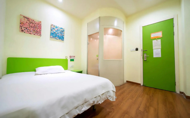 Shanghai Haiyou Hotel (Fengxian Huancheng East Road Subway Station)