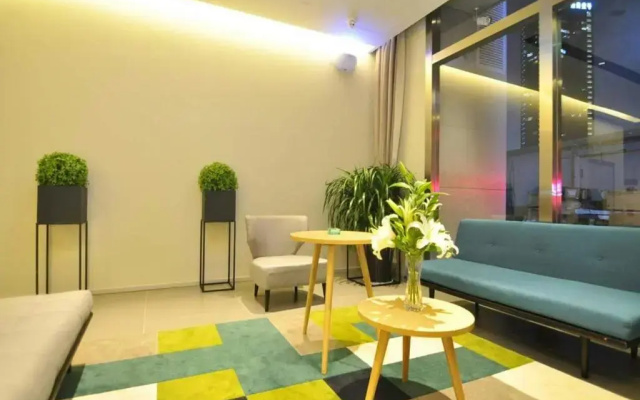 Home Inn Plus (Kunming Tongde Square Wanhong Road)