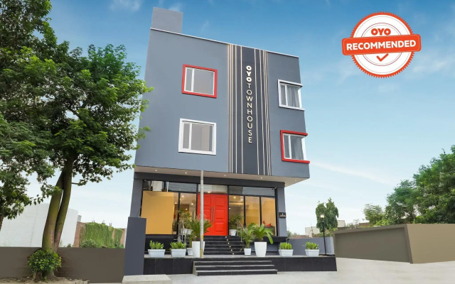 OYO Townhouse 231 Golden Avenue Road