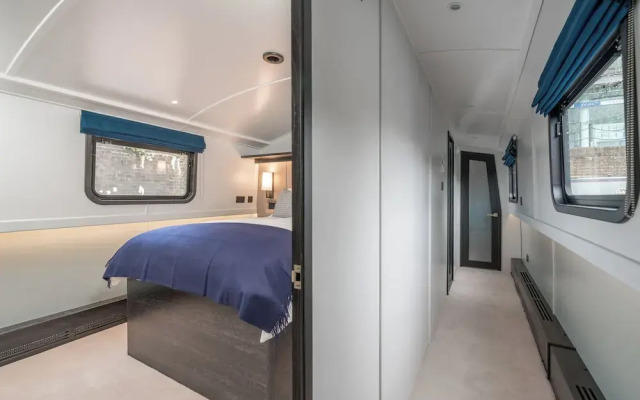 Elegant houseboat near Canary Wharf