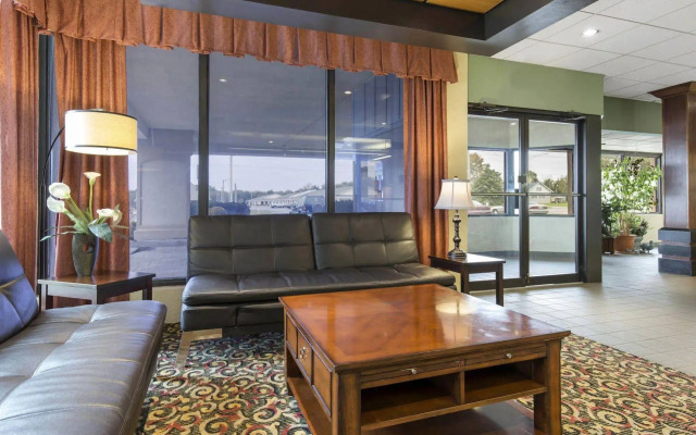 Lamplighter Inn & Suites Pittsburg