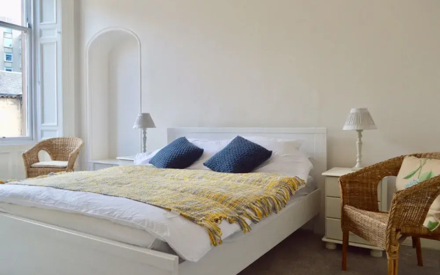 Spacious 3 Bedroom West End Flat