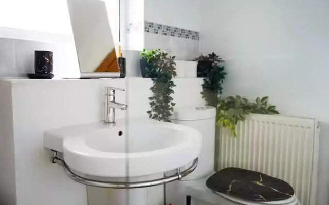 Sleeps 6 - Parking - Garden - Wifi - Bbq
